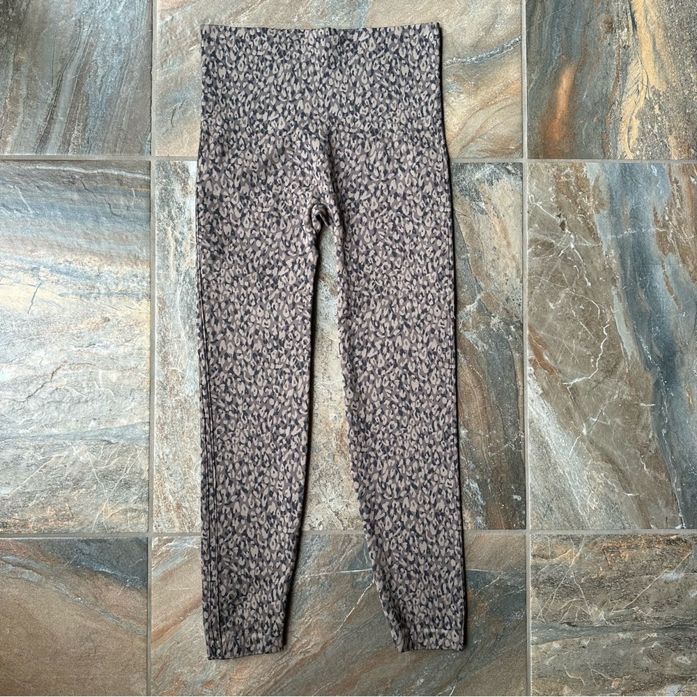 Spanx Look at Me Now Seamless Leggings Leopard Print Brown Tan Size Large - Picture 5 of 9